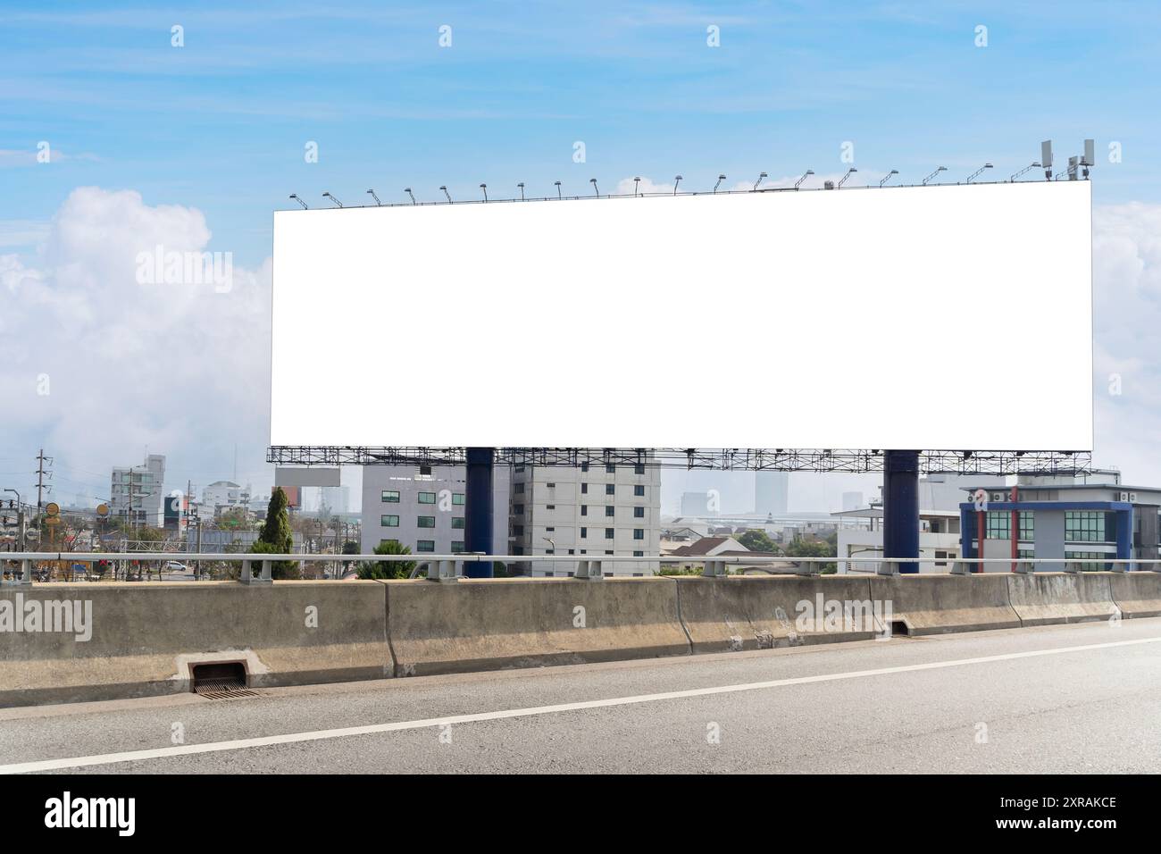 Cartellone vuoto sul lato di un'autostrada. Il cartellone si trova in una città e si affaccia sull'autostrada. Il cartellone è grande e rettangolare. BA Foto Stock