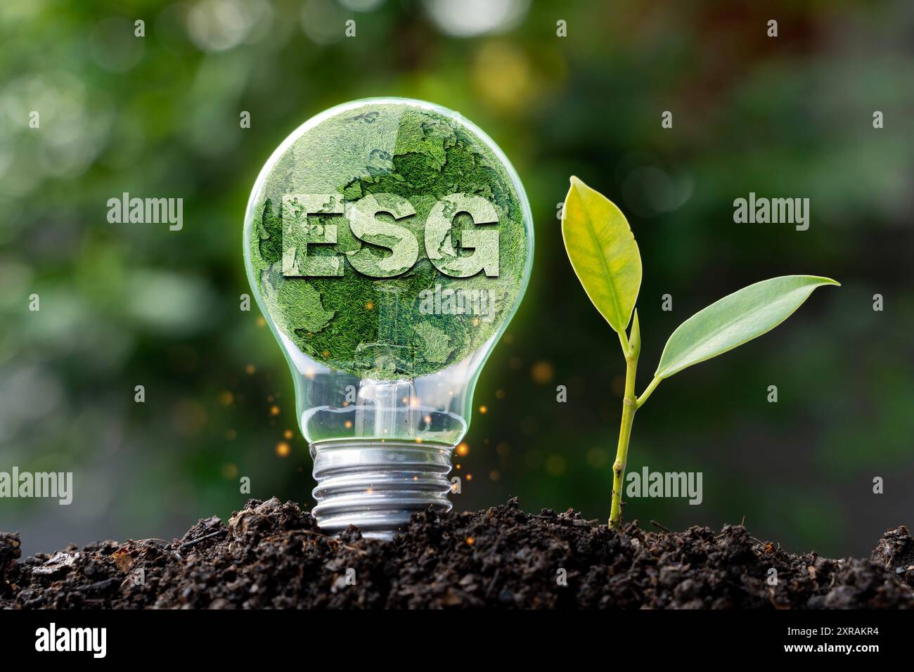 Concetti di energia verde. Lampadina di luce wireless circondata da una foglia verde come segno di luce accesa. Emissioni e neutro del carbonio, ESG per energia pulita. Sustainabl Foto Stock