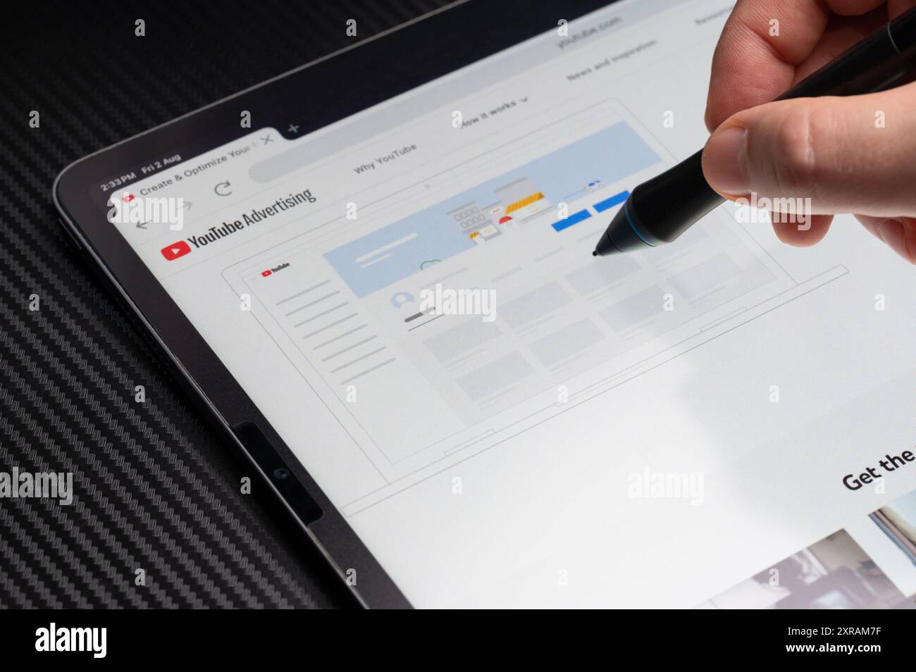 New York, USA - 2 agosto 2024: Modello pubblicitario YouTube su schermo tablet macro vista ravvicinata Foto Stock