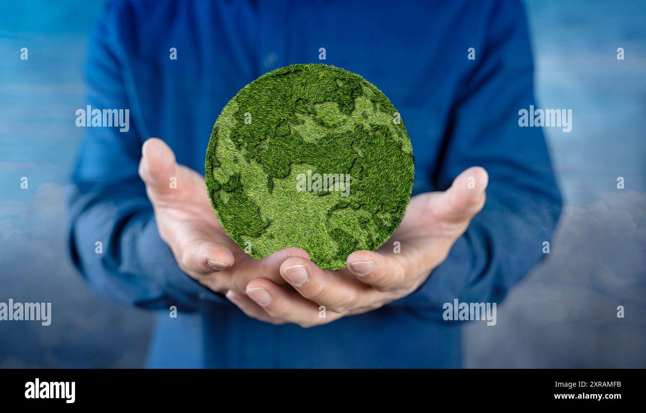 Ambiente giornata della Terra mani tenendo la terra ecosostenibile Salva, l'ambiente giornata Mondiale della Terra concetto. Pianeta terra verde in mano Foto Stock