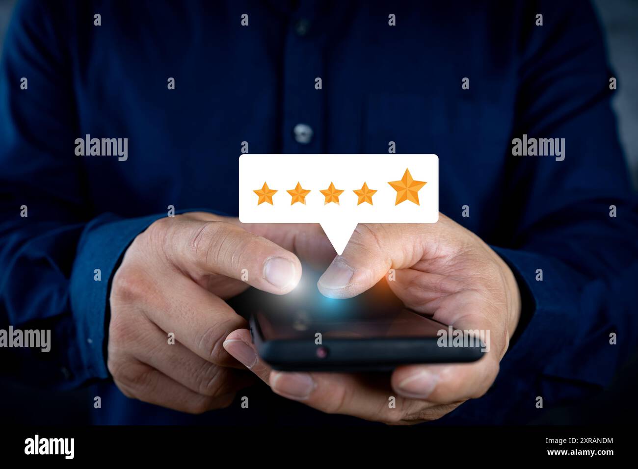 Primo piano sulla mano di Customer Man premendo sullo schermo dello smartphone con l'icona di revisione a cinque stelle dorata e una valutazione eccellente per la migliore valutazione nella revisione del servizio, Foto Stock