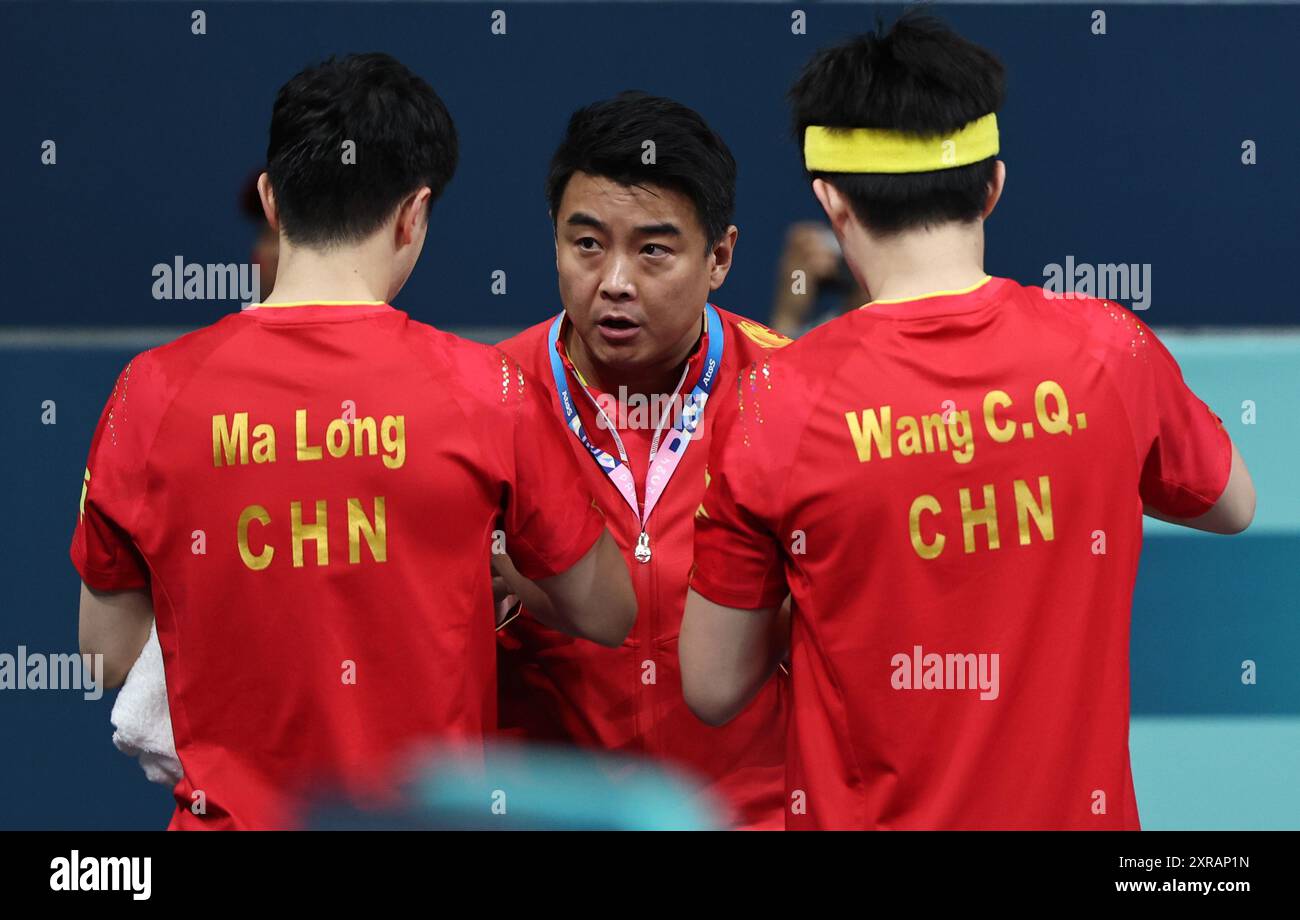 Parigi, Francia. 9 agosto 2024. Il coach Wang Hao (C) istruisce ma Long (L)/Wang Chuqin della Cina durante la partita della medaglia d'oro della squadra maschile di ping pong tra Cina e Svezia ai Giochi Olimpici di Parigi 2024 a Parigi, Francia, il 9 agosto 2024. Crediti: Wang Dongzhen/Xinhua/Alamy Live News Foto Stock