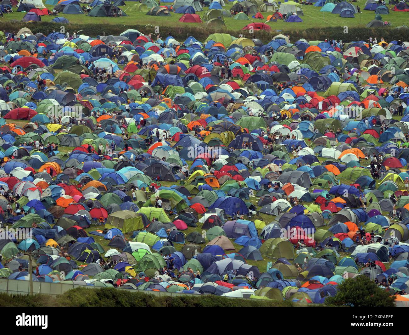 Festival di surf e musica Boardmasters. Enorme città delle tende a Watergate Bay. Per coloro che hanno tasche più profonde è possibile noleggiare anche tepee di lusso. Il Festival è stato inaugurato il 7 agosto e si svolge l'11 agosto 2024. Nonostante un inizio bagnato. Gli spettacoli includono Stormzy e Sam Fender sugli undici palcoscenici disponibili. Newquay, Cornovaglia, Regno Unito. 9 agosto 2024, Robert Taylor/Alamy Live News. Foto Stock