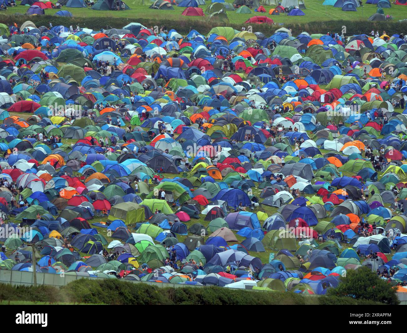 Festival di surf e musica Boardmasters. Enorme città delle tende a Watergate Bay. Per coloro che hanno tasche più profonde è possibile noleggiare anche tepee di lusso. Il Festival è stato inaugurato il 7 agosto e si svolge l'11 agosto 2024. Nonostante un inizio bagnato. Gli spettacoli includono Stormzy e Sam Fender sugli undici palcoscenici disponibili. Newquay, Cornovaglia, Regno Unito. 9 agosto 2024, Robert Taylor/Alamy Live News. Foto Stock