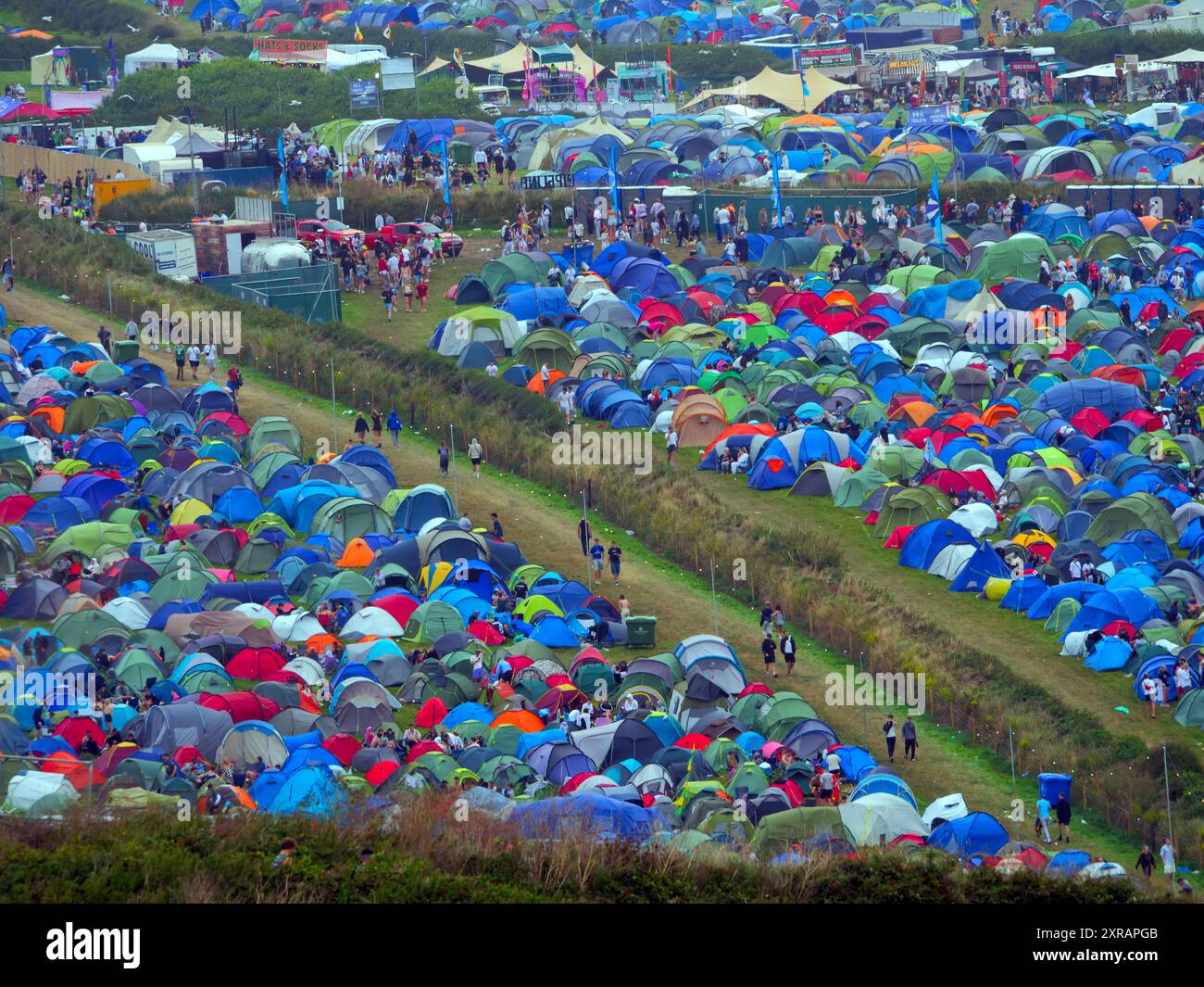 Festival di surf e musica Boardmasters. Enorme città delle tende a Watergate Bay. Per coloro che hanno tasche più profonde è possibile noleggiare anche tepee di lusso. Il Festival è stato inaugurato il 7 agosto e si svolge l'11 agosto 2024. Nonostante un inizio bagnato. Gli spettacoli includono Stormzy e Sam Fender sugli undici palcoscenici disponibili. Newquay, Cornovaglia, Regno Unito. 9 agosto 2024, Robert Taylor/Alamy Live News. Foto Stock