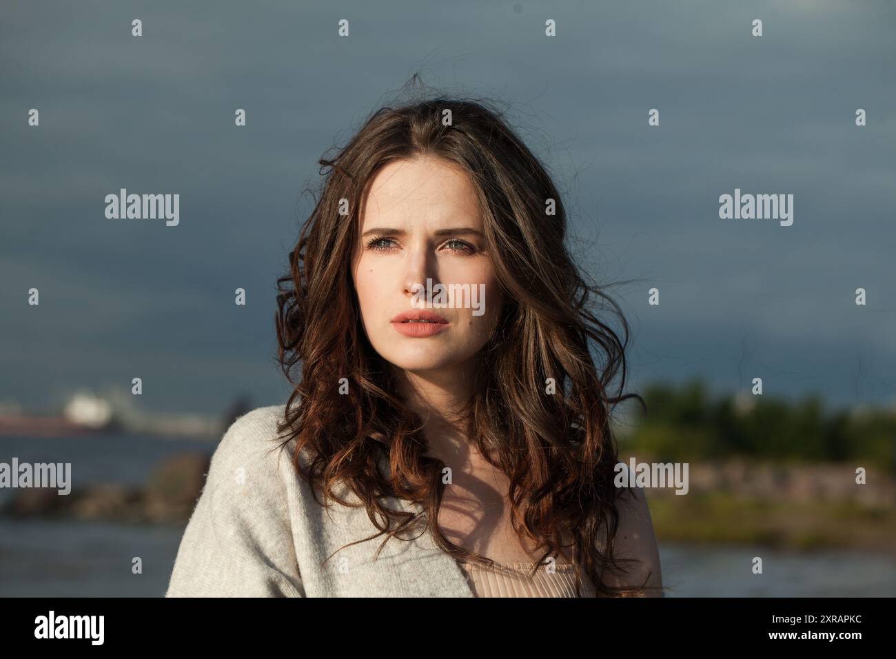 Perfetta donna bruna sana con capelli lunghi e pelle fresca che cammina all'aperto Foto Stock