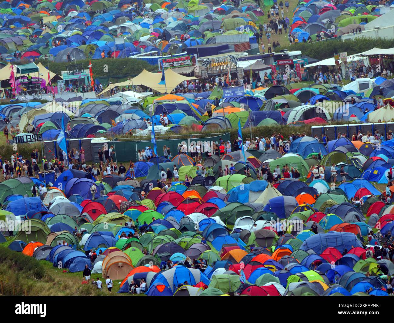 Festival di surf e musica Boardmasters. Enorme città delle tende a Watergate Bay. Per coloro che hanno tasche più profonde è possibile noleggiare anche tepee di lusso. Il Festival è stato inaugurato il 7 agosto e si svolge l'11 agosto 2024. Nonostante un inizio bagnato. Gli spettacoli includono Stormzy e Sam Fender sugli undici palcoscenici disponibili. Newquay, Cornovaglia, Regno Unito. 9 agosto 2024, Robert Taylor/Alamy Live News. Foto Stock