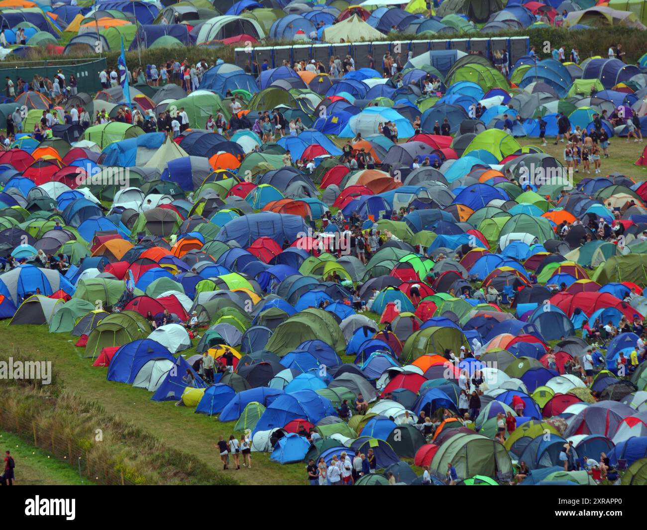 Festival di surf e musica Boardmasters. Enorme città delle tende a Watergate Bay. Per coloro che hanno tasche più profonde è possibile noleggiare anche tepee di lusso. Il Festival è stato inaugurato il 7 agosto e si svolge l'11 agosto 2024. Nonostante un inizio bagnato. Gli spettacoli includono Stormzy e Sam Fender sugli undici palcoscenici disponibili. Newquay, Cornovaglia, Regno Unito. 9 agosto 2024, Robert Taylor/Alamy Live News. Foto Stock