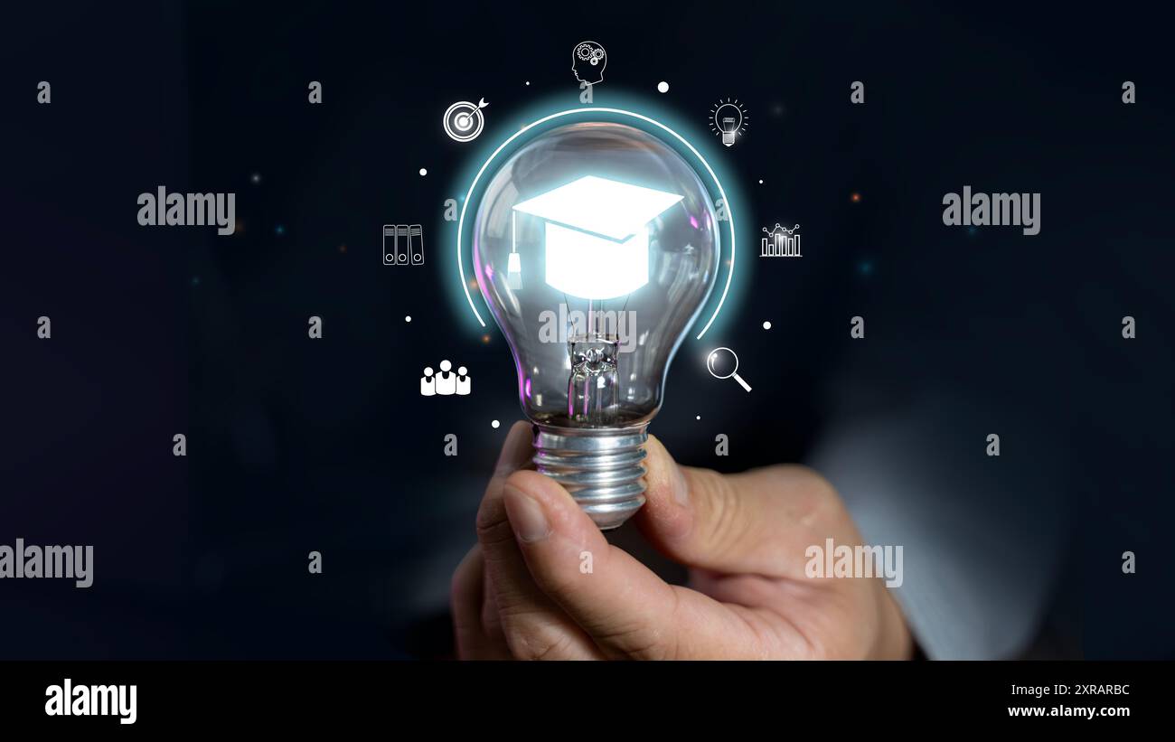Concetto di formazione ed e-learning, webinar online, mano dell'uomo con una lampadina che mostra il cappello di laurea, icone dell'istruzione. Corsi digitali per sviluppare ne Foto Stock