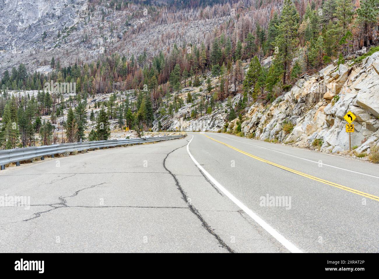 In autunno, in California, la strada del passo di montagna è vuota e tortuosa Foto Stock