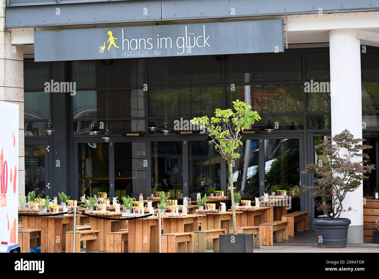 Logo, Schrifttzug an einer Filiale von Hans im Glück, ein deutsches Franchising Unternehmen der Systemgastronomie für Burger *** Logo, scritta su una filiale di Hans im Glück, una società tedesca di franchising nel settore della ristorazione di sistemi per hamburger Foto Stock