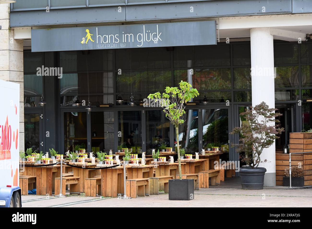 Logo, Schrifttzug an einer Filiale von Hans im Glück, ein deutsches Franchising Unternehmen der Systemgastronomie für Burger *** Logo, scritta su una filiale di Hans im Glück, una società tedesca di franchising nel settore della ristorazione di sistemi per hamburger Foto Stock