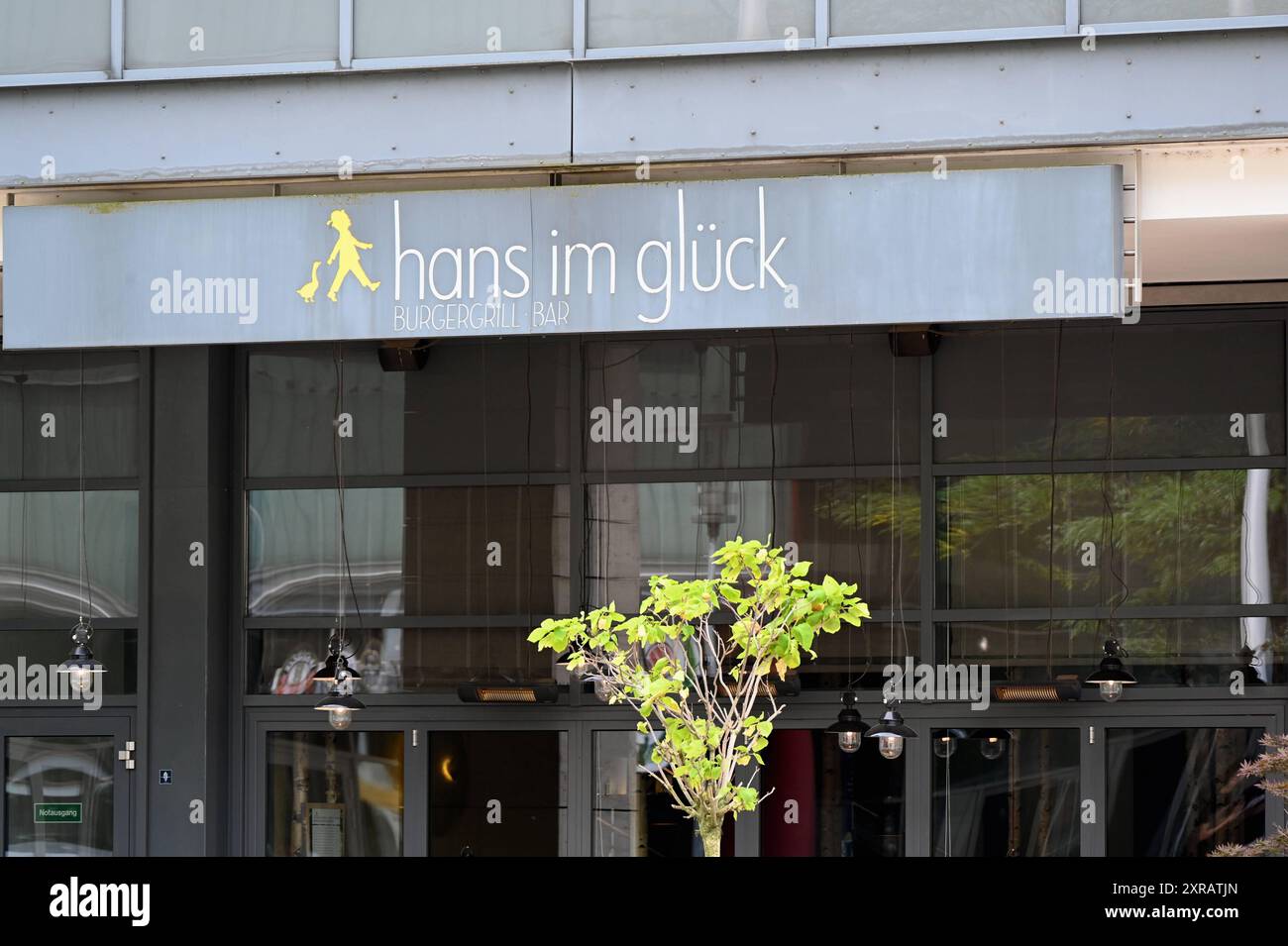 Logo, Schrifttzug an einer Filiale von Hans im Glück, ein deutsches Franchising Unternehmen der Systemgastronomie für Burger *** Logo, scritta su una filiale di Hans im Glück, una società tedesca di franchising nel settore della ristorazione di sistemi per hamburger Foto Stock