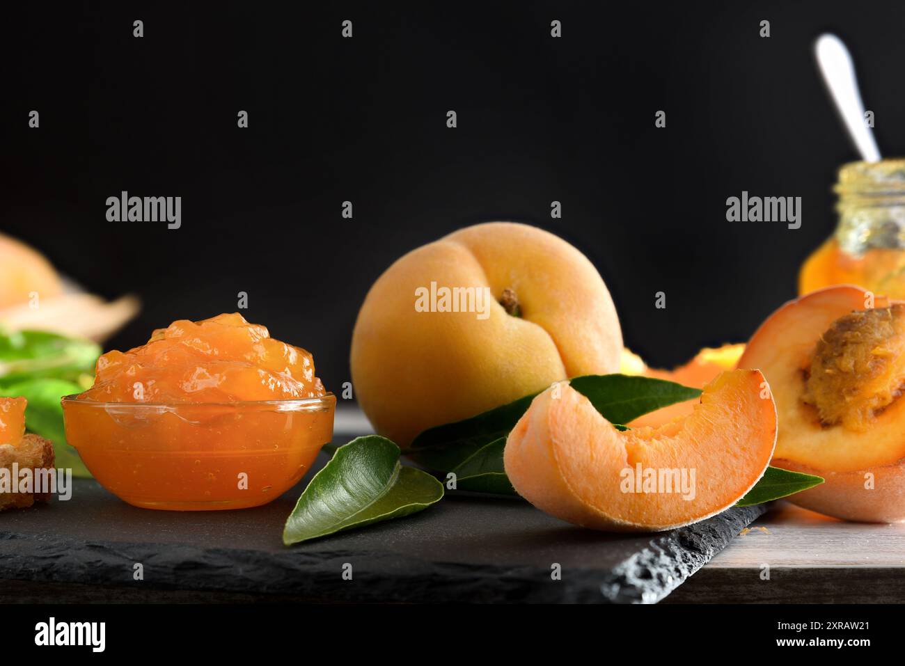 Dettaglio della marmellata di pesca e frutta con sfondo nero isolato. Vista frontale. Foto Stock