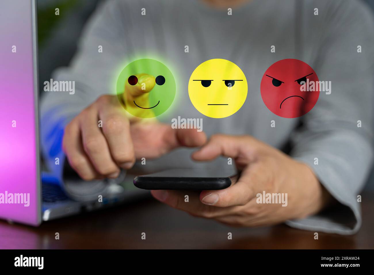 Gli uomini d'affari premono l'emoticon sorridente sul touch screen della realtà virtuale, concetto di valutazione del servizio clienti. Rivedere e selezionare. Foto Stock