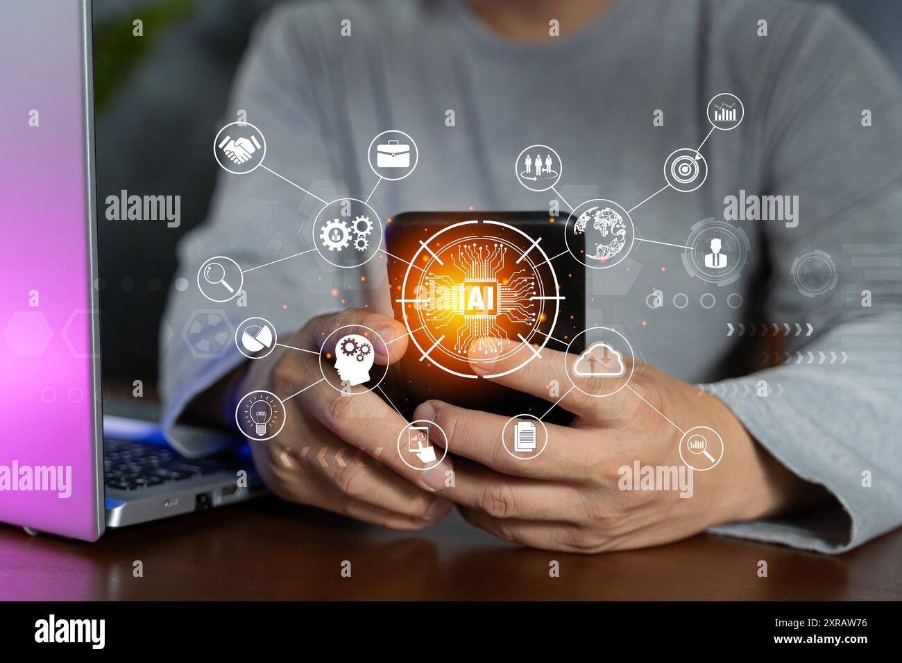 Strategia tecnologica di trasformazione digitale, IoT, Internet delle cose. Uomo d'affari che utilizza uno smartphone con IA e icone digitali su sfondo scuro. Ai ma Foto Stock