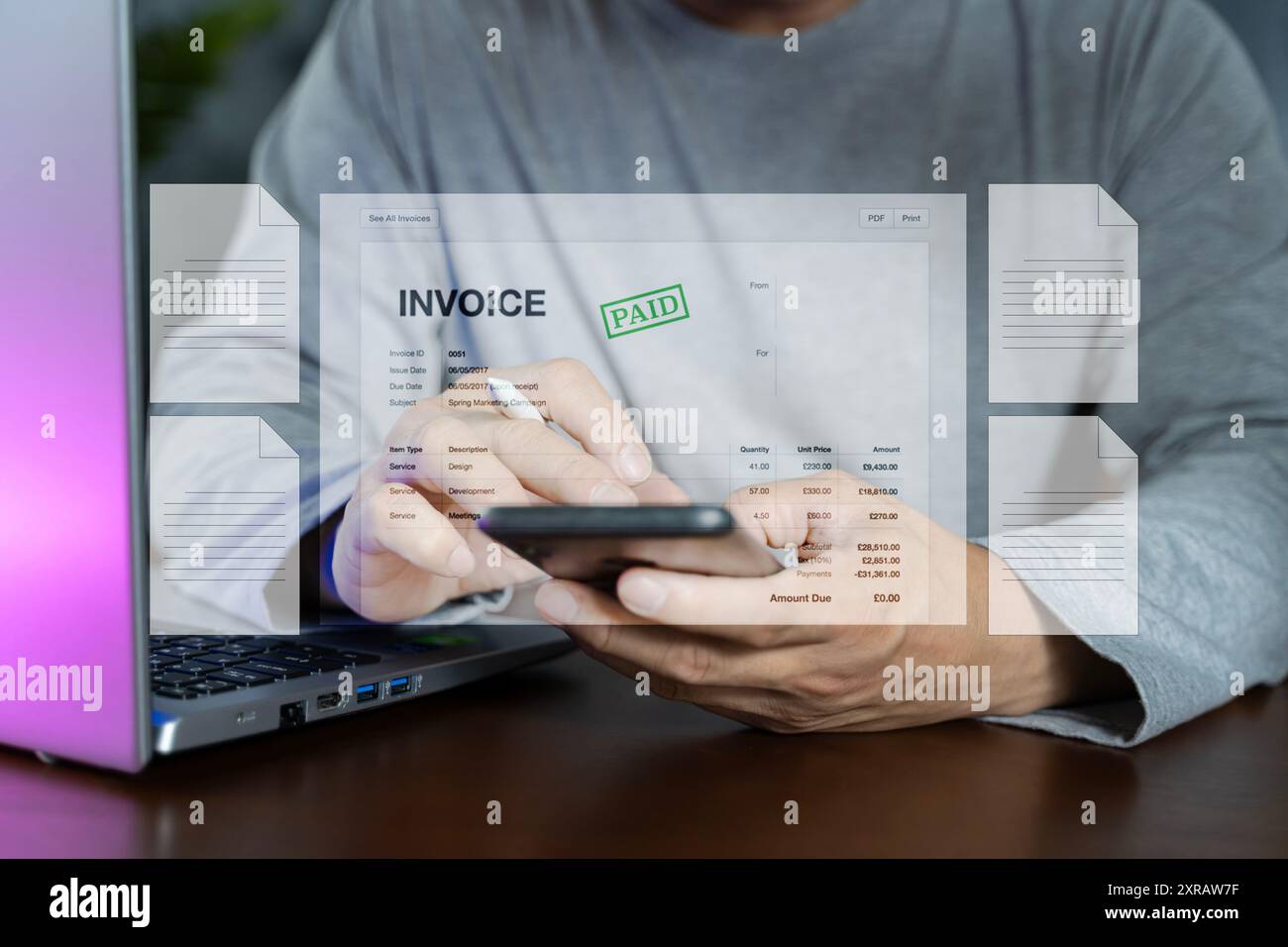 Documenta le fatture digitali o le ricevute di pagamento sul tuo smartphone. Pagamento e fatturazione, fattura aziendale, concetto di operazioni finanziarie con pos. Fattura Foto Stock