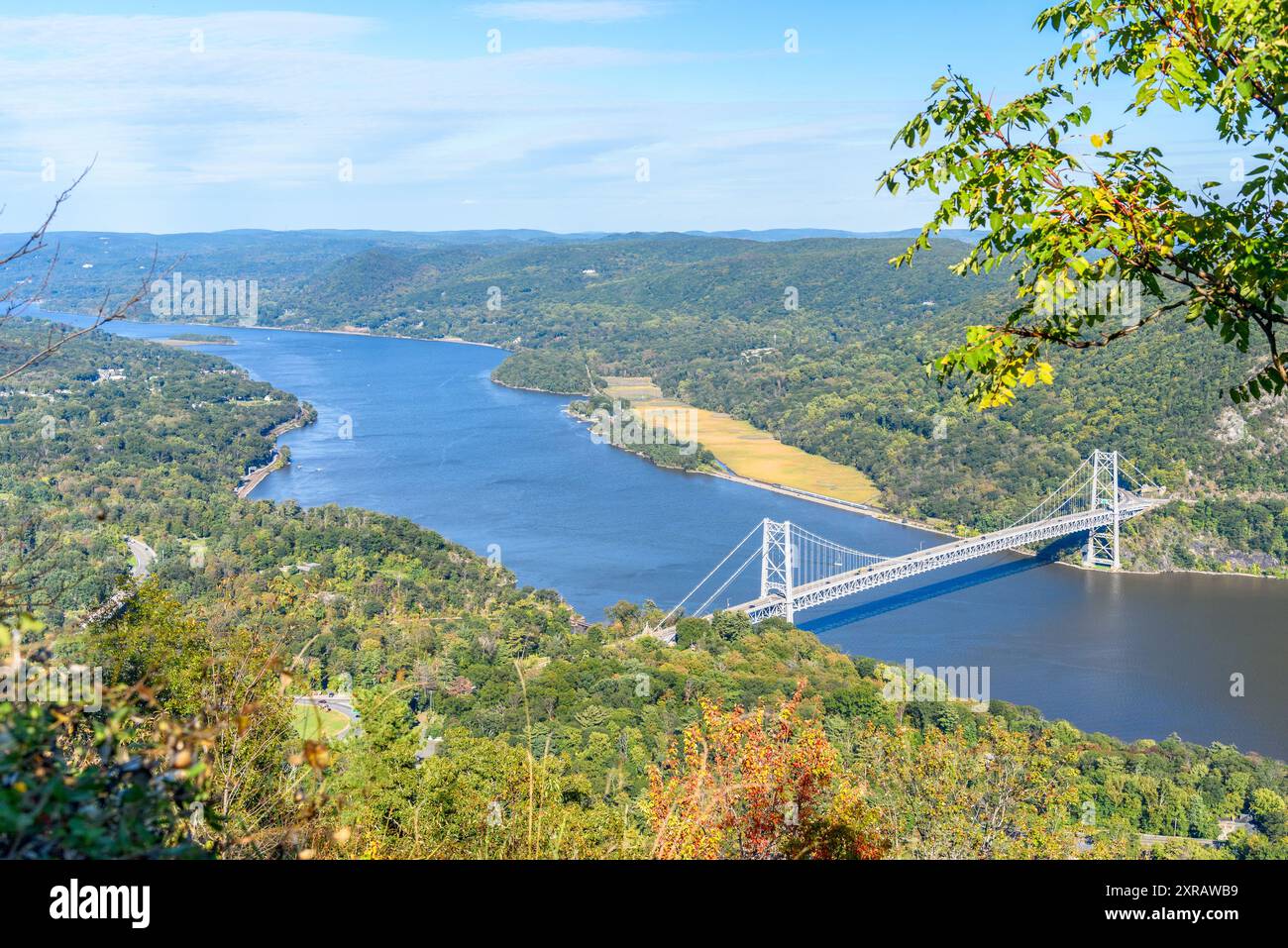 Vista di un ponte stradale sospeso e di una valle fluviale formano la cima di una montagna in una soleggiata giornata autunnale Foto Stock