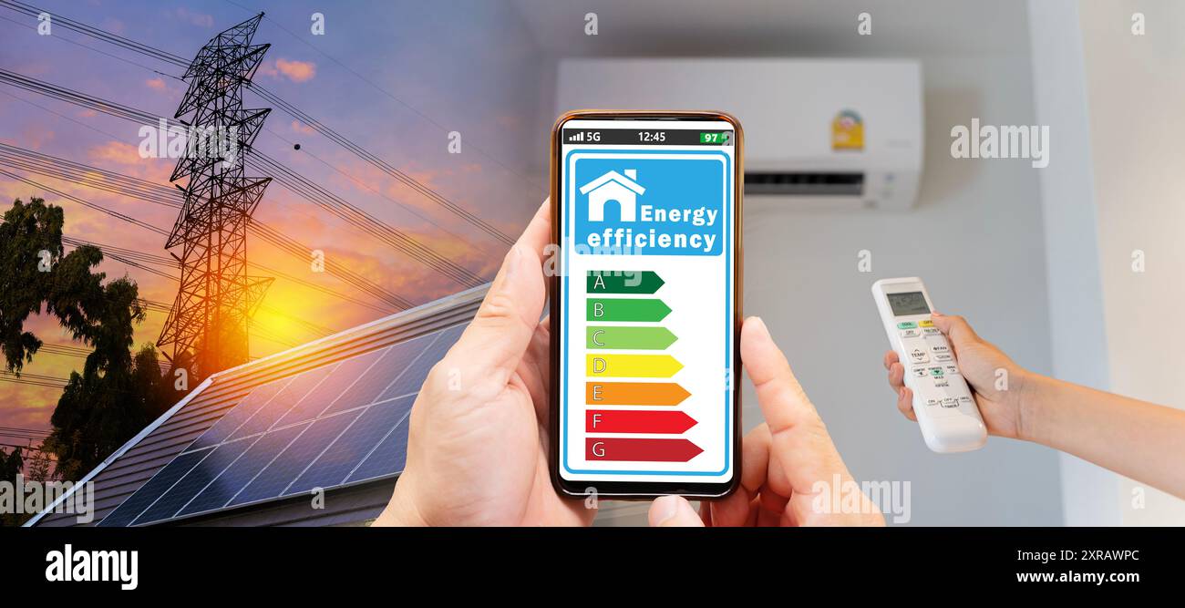 Il giovane accende il condizionatore d'aria a 25 gradi per risparmiare energia elettrica tabella del livello di energia concetto di risparmio energetico. Elettrodomestici a basso consumo energetico. S Foto Stock