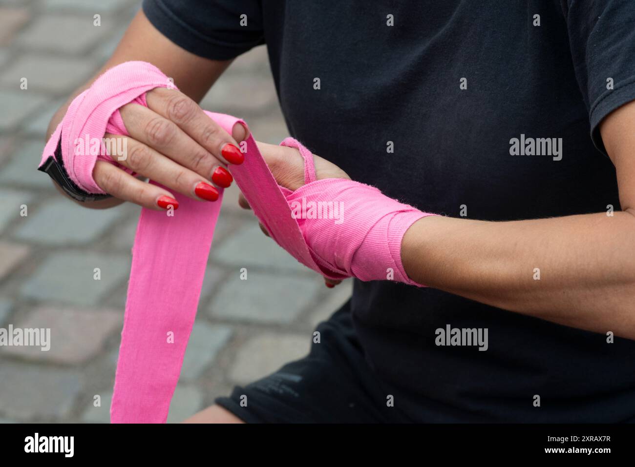 Donna Boxer che si avvolge le mani Foto Stock