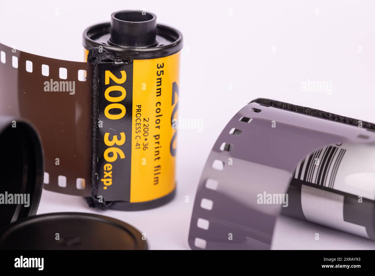 Primo piano di rotoli di film d'epoca disposti su sfondo bianco. Enfatizza la texture antica e il fascino senza tempo dei vecchi film. Foto Stock