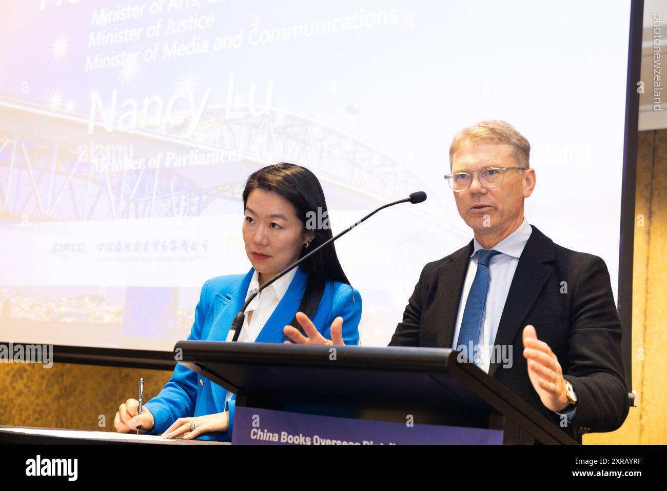 Auckland, nuova Zelanda. 9 agosto 2024. Il ministro neozelandese delle arti, della cultura e del patrimonio Paul Goldsmith (R) interviene durante un seminario sulla distribuzione d'oltremare dei libri cinesi e la cooperazione sul diritto d'autore ad Auckland, nuova Zelanda, 9 agosto 2024. PER ANDARE CON "gli editori cinesi e neozelandesi discutono del rafforzamento della cooperazione" credito: Sun Xueliang/Xinhua/Alamy Live News Foto Stock