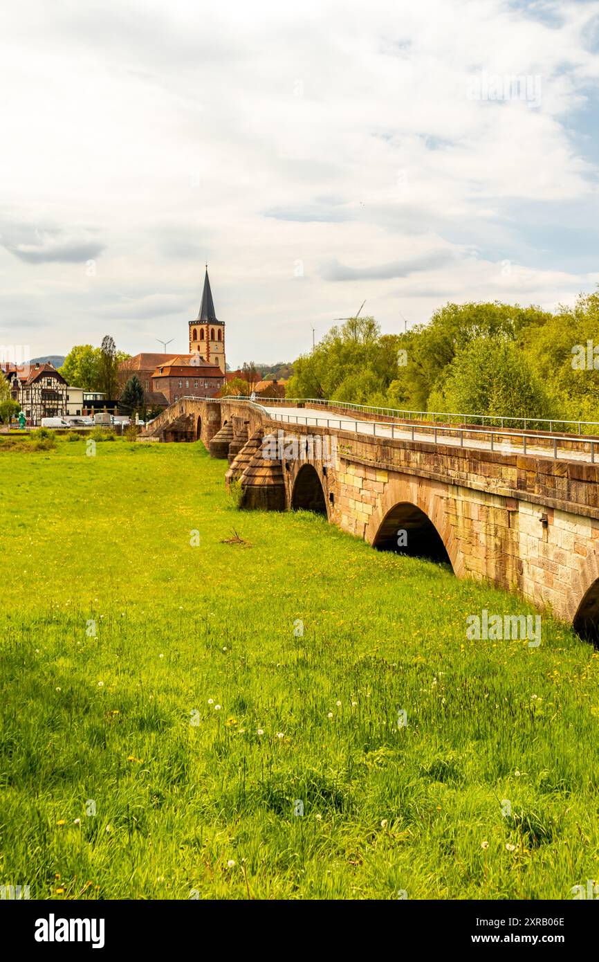 Viaggiando in bicicletta sulla prima tappa della pista ciclabile Werratal dalla sorgente del Werra vicino Wernshausen a Werratal vicino Hörschel - Turingia - Germania Foto Stock