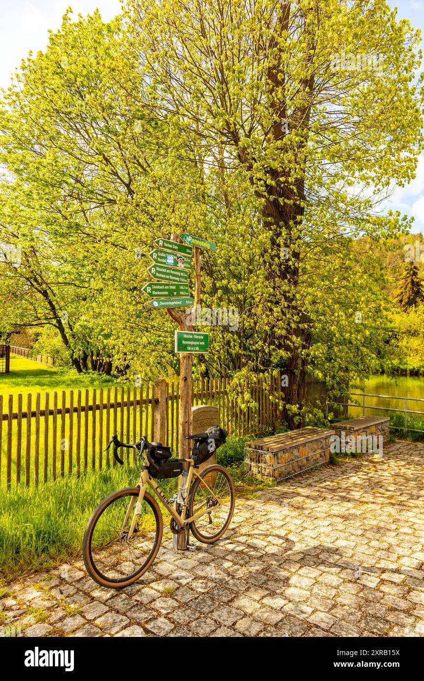 Viaggiando in bicicletta sulla prima tappa della pista ciclabile Werratal dalla sorgente del Werra vicino Wernshausen a Werratal vicino Hörschel - Turingia - Germania Foto Stock