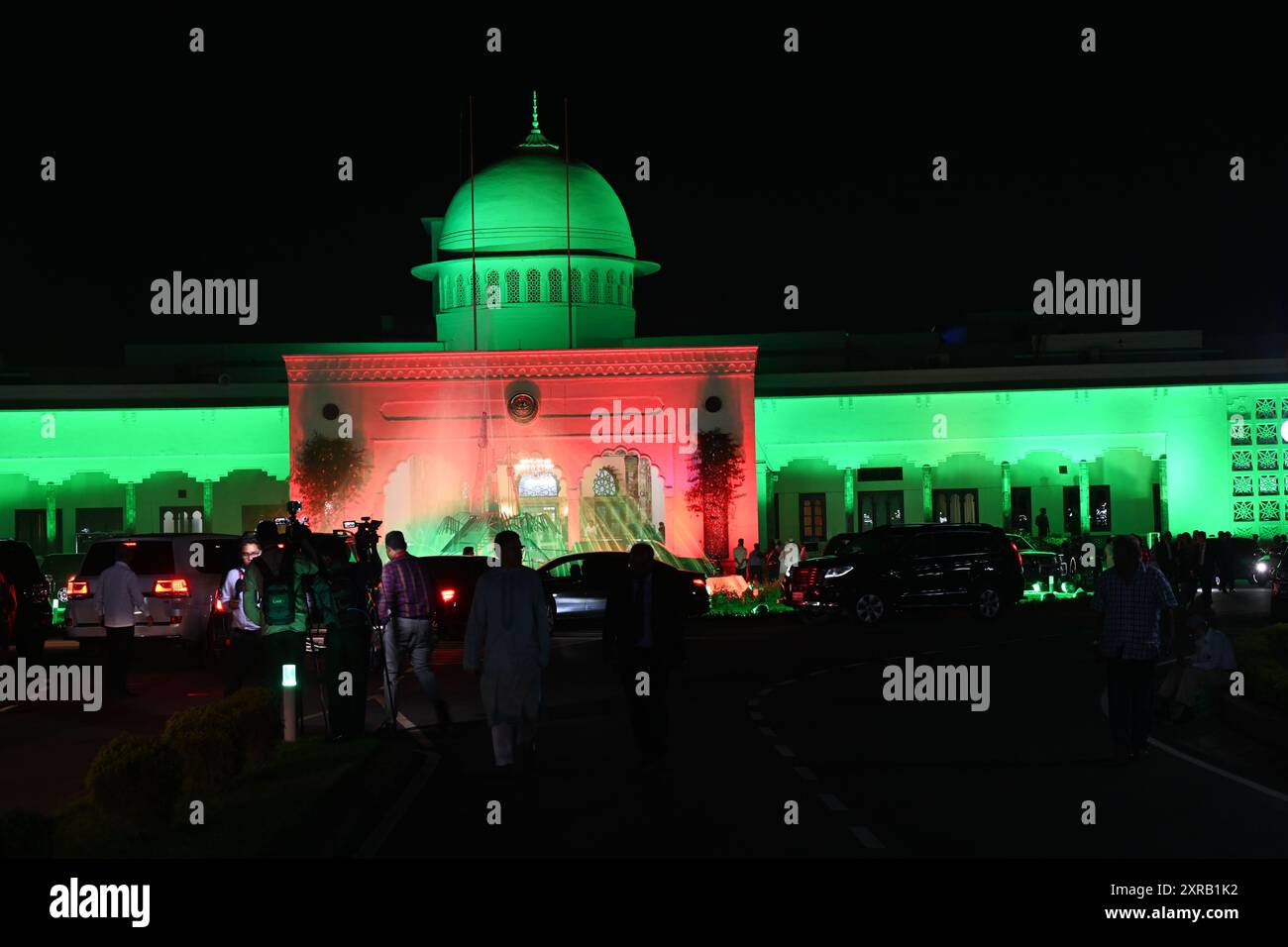 Una vista mostra la residenza ufficiale del presidente illuminata durante la cerimonia di giuramento del governo ad interim a Dacca, Bangladesh, l'8 agosto 2024. Crediti: Mamunur Rashid/Alamy Live News Foto Stock