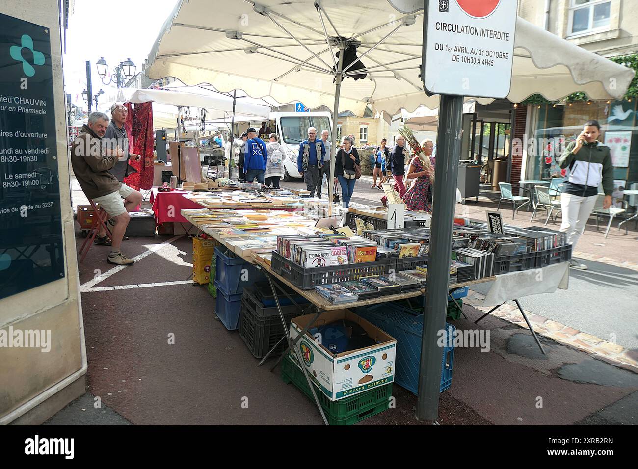 Bayeux Francia, William il Conquistatore, villaggio, mercato degli arazzi, antica architettura in pietra, la gente vive una casa in stile targa da battaglia Foto Stock