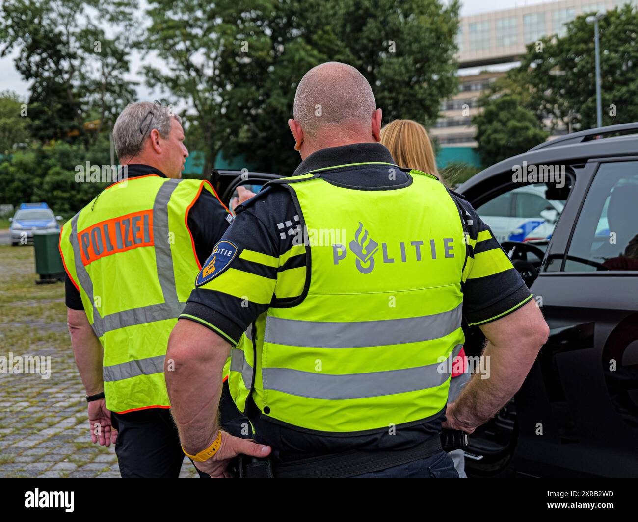 Schwerpunktkontrolle der Polizei Gemeinsam führt ein deutscher Polizeibeamter mit seinem niederländischen Kollegen eine Verkehrskontrolle durch. *** Un ufficiale di polizia tedesco e il suo collega olandese effettuano congiuntamente un controllo del traffico Copyright: xBerndxGüntherx Foto Stock