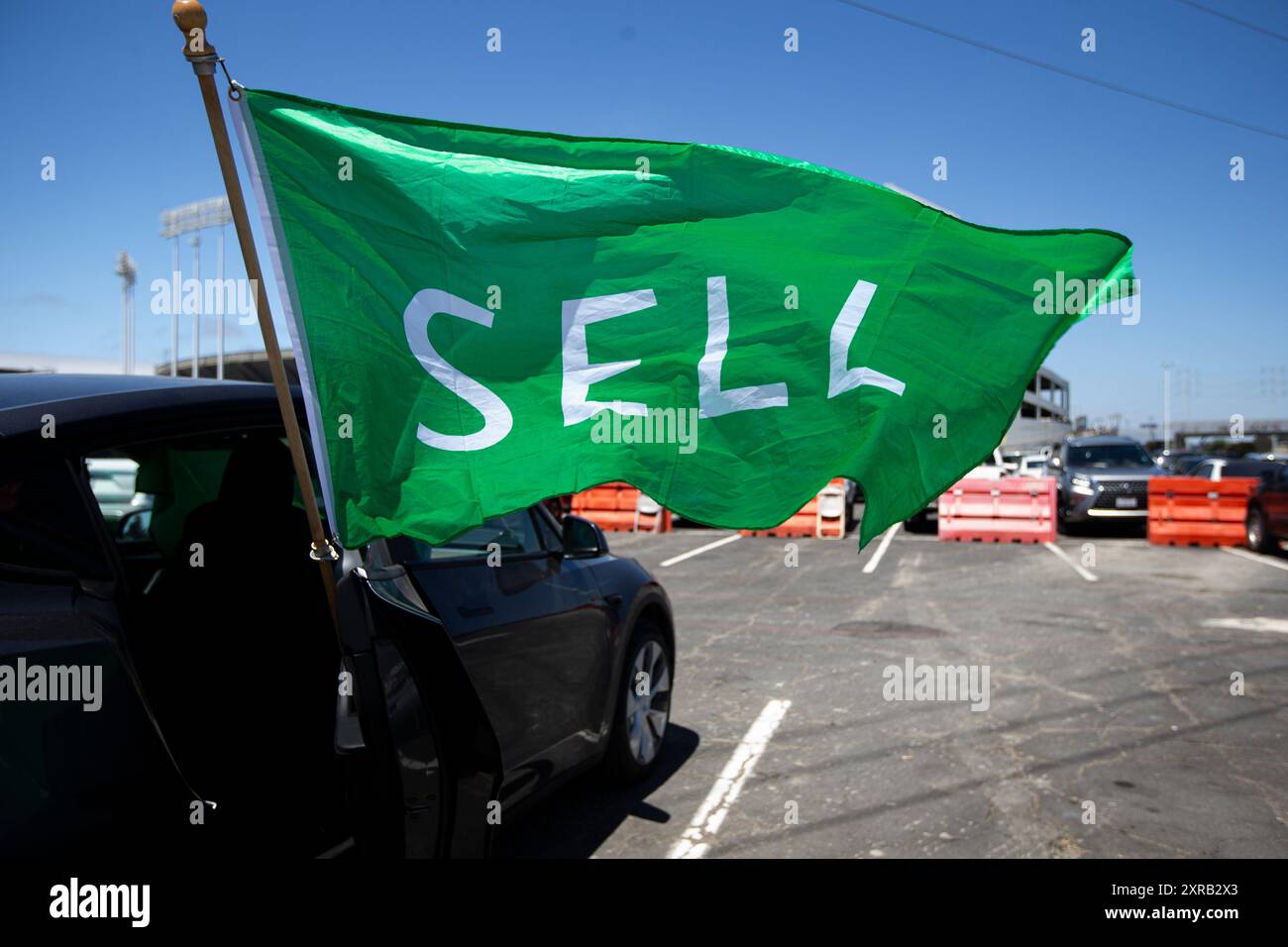 OAKLAND, CALIFORNIA - 04 AGOSTO: Un fan posiziona una SELL Flag fuori dalla propria auto nel parcheggio prima della partenza tra gli Oakland Athletics e i Los Angeles Dodgers all'Oakland Coliseum il 4 agosto 2024 a Oakland, California. (Foto di Michael Yanow/immagine dello sport) Foto Stock