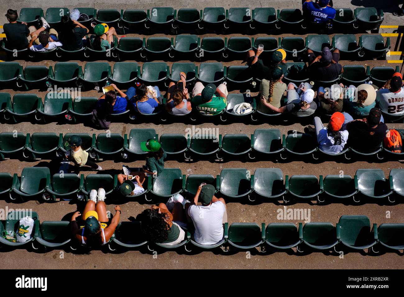 OAKLAND, CALIFORNIA - 04 AGOSTO: I fan guardano dai loro posti durante la partita tra gli Oakland Athletics e i Los Angeles Dodgers all'Oakland Coliseum il 4 agosto 2024 a Oakland, California. (Foto di Michael Yanow/immagine dello sport) Foto Stock