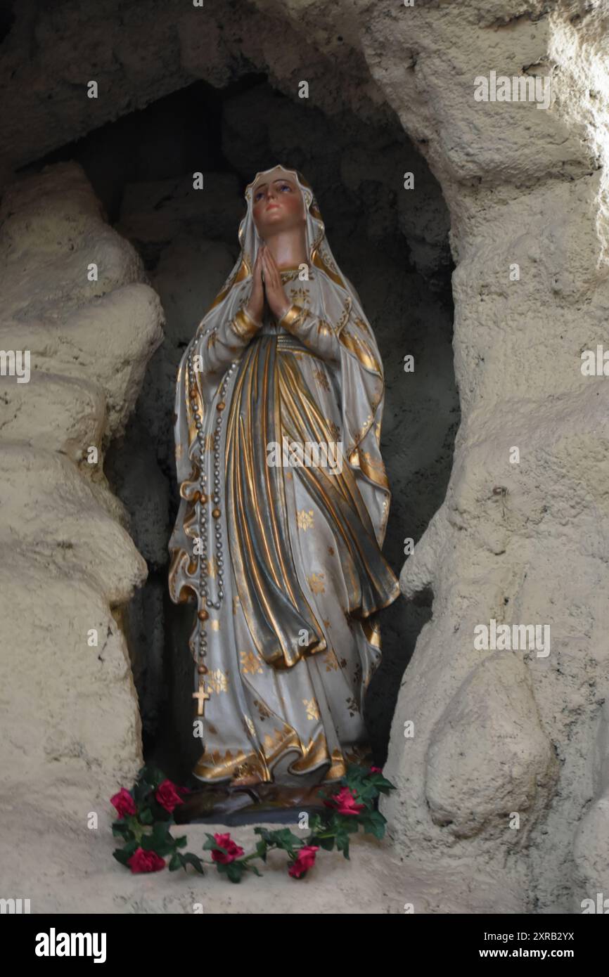 Les Lignysiens disposent d'un lieu de culte catholique: L'église Saint-Martin. Cette église dépend du « relais des cinq clochers » de la paroisse « S. Foto Stock