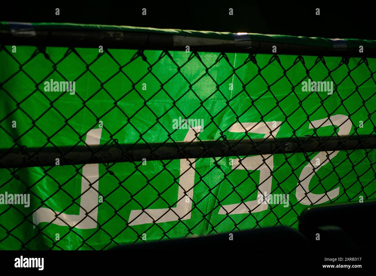 OAKLAND, CALIFORNIA - AGOSTO 05: Una vista dettagliata di una Sell Flag durante la partita tra gli Oakland Athletics e i Chicago White Sox all'Oakland Coliseum il 5 agosto 2024 a Oakland, California. La presenza annunciata fu di 4.971 spettatori, il 14° più basso totale finora nella stagione 2024. (Foto di Michael Yanow/immagine dello sport) Foto Stock