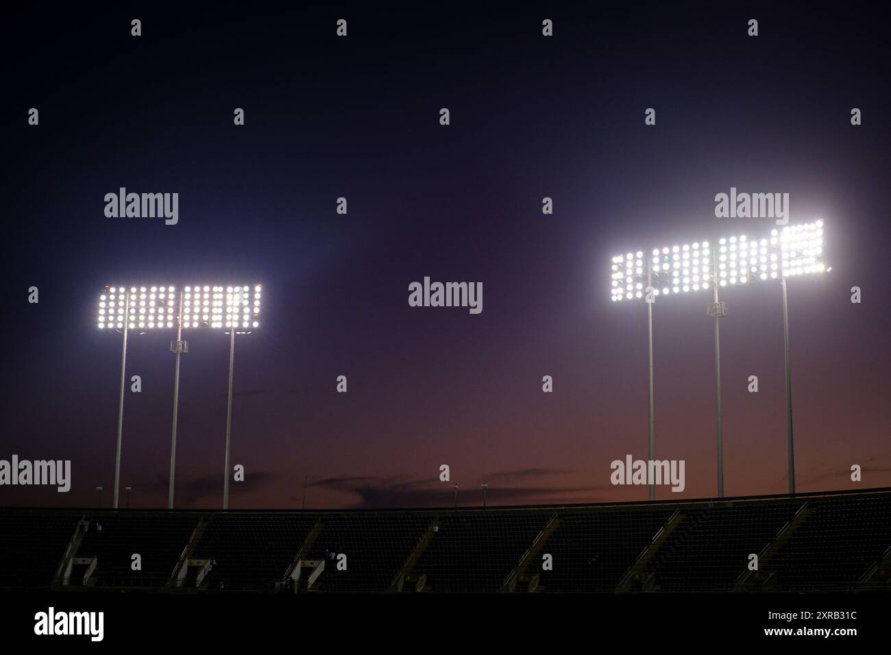 OAKLAND, CALIFORNIA - AGOSTO 05: Una vista generale dell'Oakland Coliseum al tramonto durante la partita tra gli Oakland Athletics e i Chicago White Sox all'Oakland Coliseum il 5 agosto 2024 a Oakland, California. La presenza annunciata fu di 4.971 spettatori, il 14° più basso totale finora nella stagione 2024. (Foto di Michael Yanow/immagine dello sport) Foto Stock