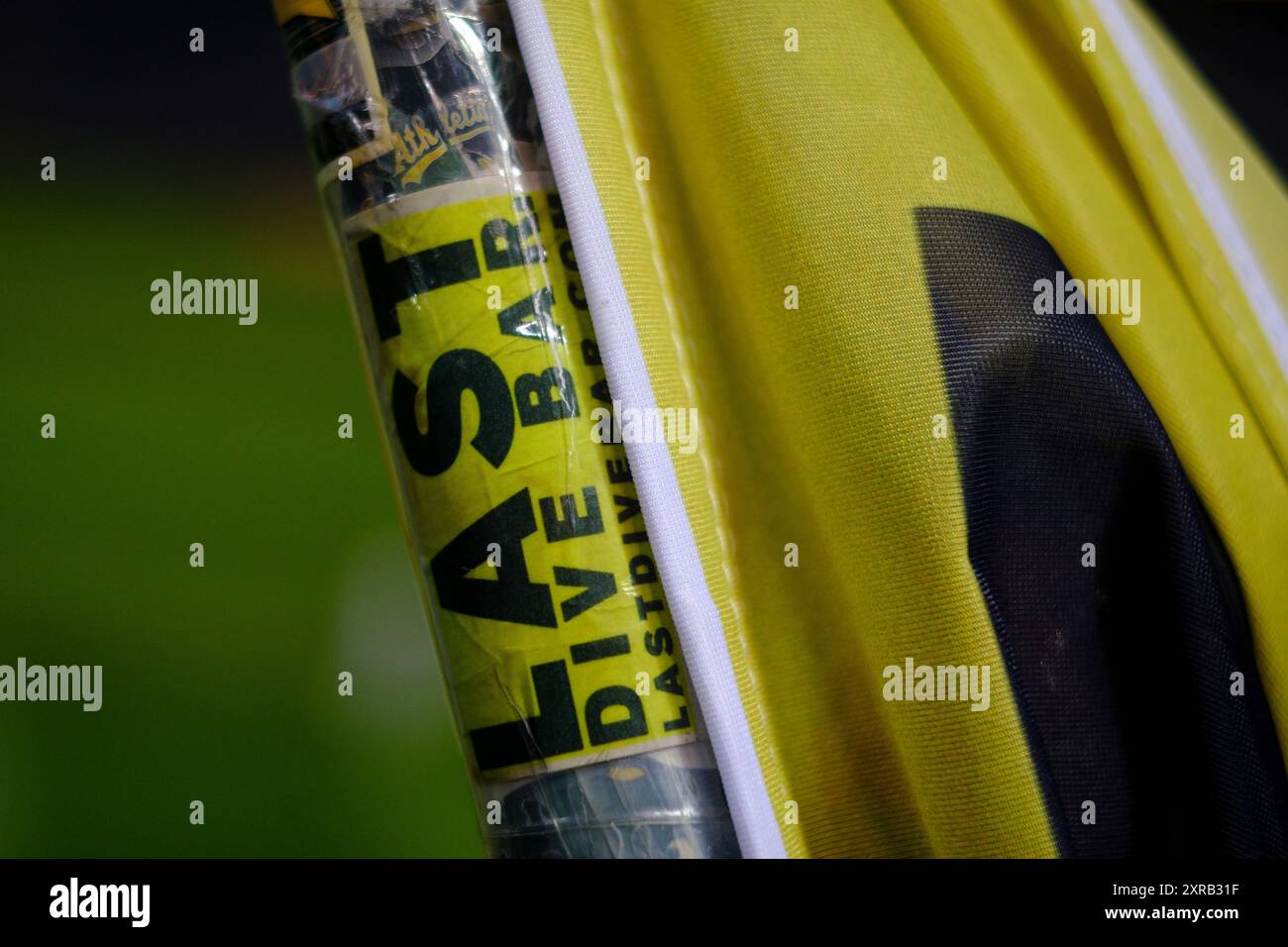 OAKLAND, CALIFORNIA - AGOSTO 05: Un dettaglio di un ultimo adesivo di Dive Bar durante la partita tra gli Oakland Athletics e i Chicago White Sox all'Oakland Coliseum il 5 agosto 2024 a Oakland, California. La presenza annunciata fu di 4.971 spettatori, il 14° più basso totale finora nella stagione 2024. (Foto di Michael Yanow/immagine dello sport) Foto Stock