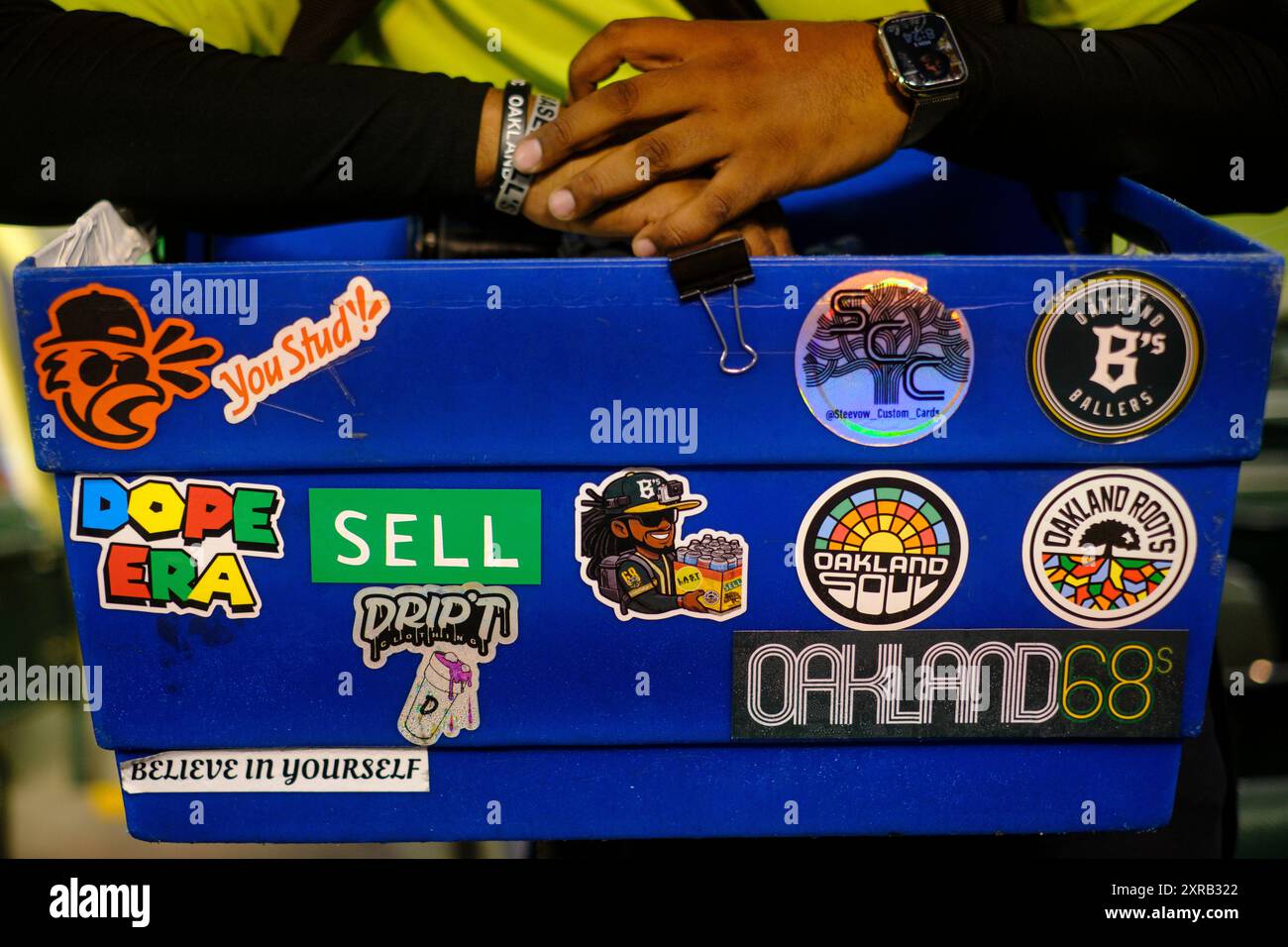 OAKLAND, CALIFORNIA - AGOSTO 05: Un dettaglio di adesivi su una cassa durante la partita tra gli Oakland Athletics e i Chicago White Sox all'Oakland Coliseum il 5 agosto 2024 a Oakland, California. La presenza annunciata fu di 4.971 spettatori, il 14° più basso totale finora nella stagione 2024. (Foto di Michael Yanow/immagine dello sport) Foto Stock
