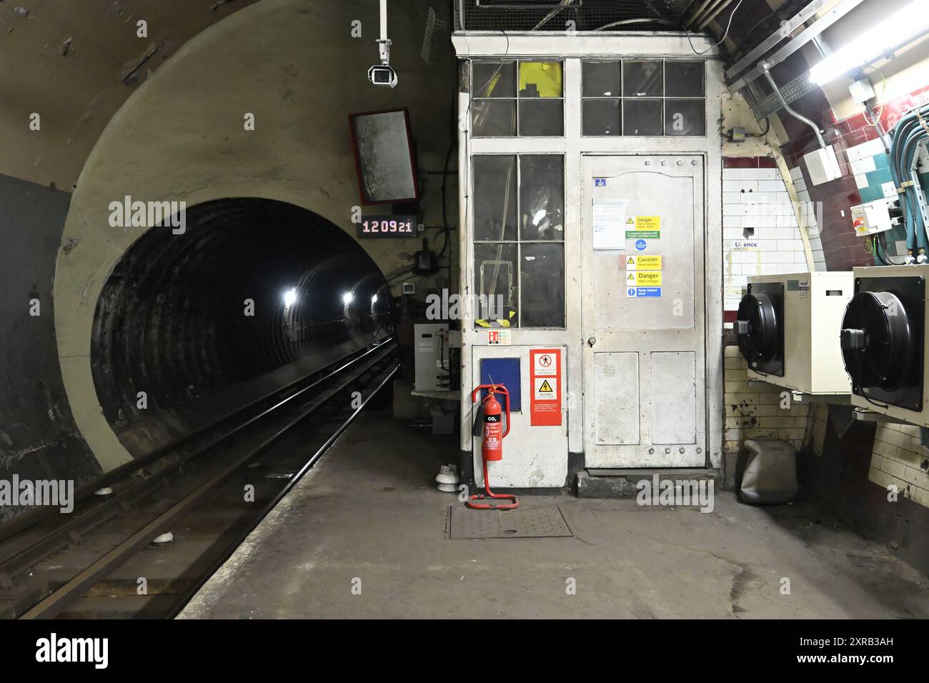 Un tunnel e una piattaforma della metropolitana abbandonati/in disuso con uno degli ultimi esempi sopravvissuti di una stazione della metropolitana di Holborn Foto Stock