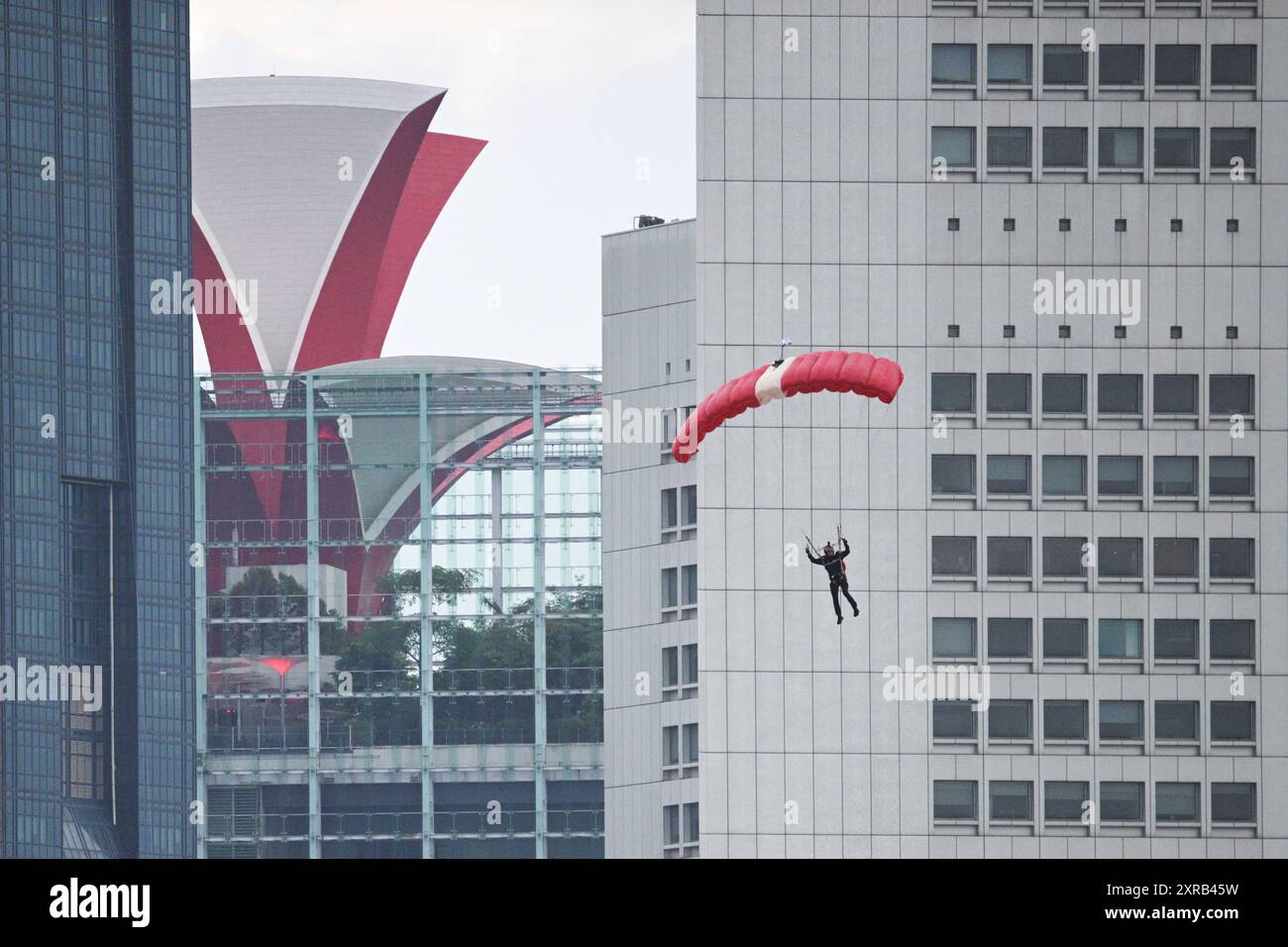 Singapore. 9 agosto 2024. Un paracadutista della squadra 'Red Lions' si esibisce durante la National Day Parade a Padang vicino alla Marina Bay a Singapore il 9 agosto 2024. Singapore ha tenuto una parata venerdì per celebrare il 59° anniversario dell'indipendenza e il 40° anniversario della politica di "difesa totale" a Padang, un campo aperto vicino all'iconica Marina Bay. Credito: Poi Chih Wey/Xinhua/Alamy Live News Foto Stock