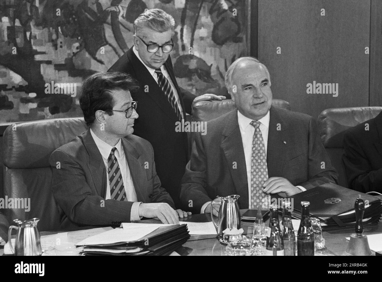 Deutschland, Bonn 02.03.1994 Archiv.: 46-46-10 Sitzung Bundeskabinett foto: V.l.n.r. Bundesaußenminister Klaus Kinkel, Eduard Ackermann, Leiter der Abteilung 5 im Bundeskanzleramt und Bundeskanzler Helmut Kohl Sitzung Bundeskabinett *** Germania, Bonn 02 03 1994 Archivio 46 46 10 riunione del Gabinetto Federale foto da sinistra a destra, Ministro degli Esteri Kinkel Eduard Ackermann, capo del dipartimento 5 della Cancelleria federale e riunione del governo federale Helmut Kohl Foto Stock