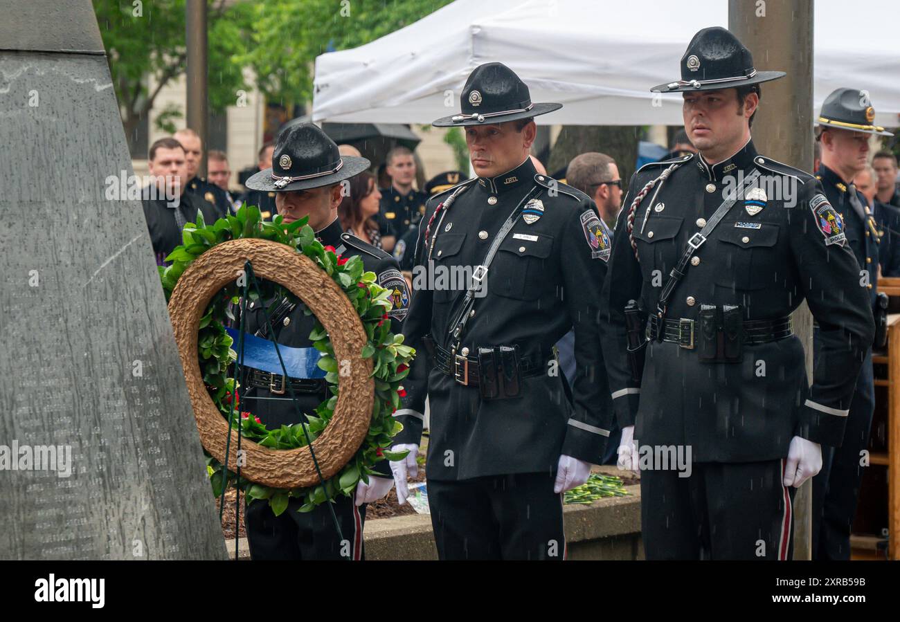 La guardia d'onore della polizia posa una corona in un monumento a Louisville, Kentucky, in onore degli agenti locali delle forze dell'ordine uccisi in servizio. Foto Stock