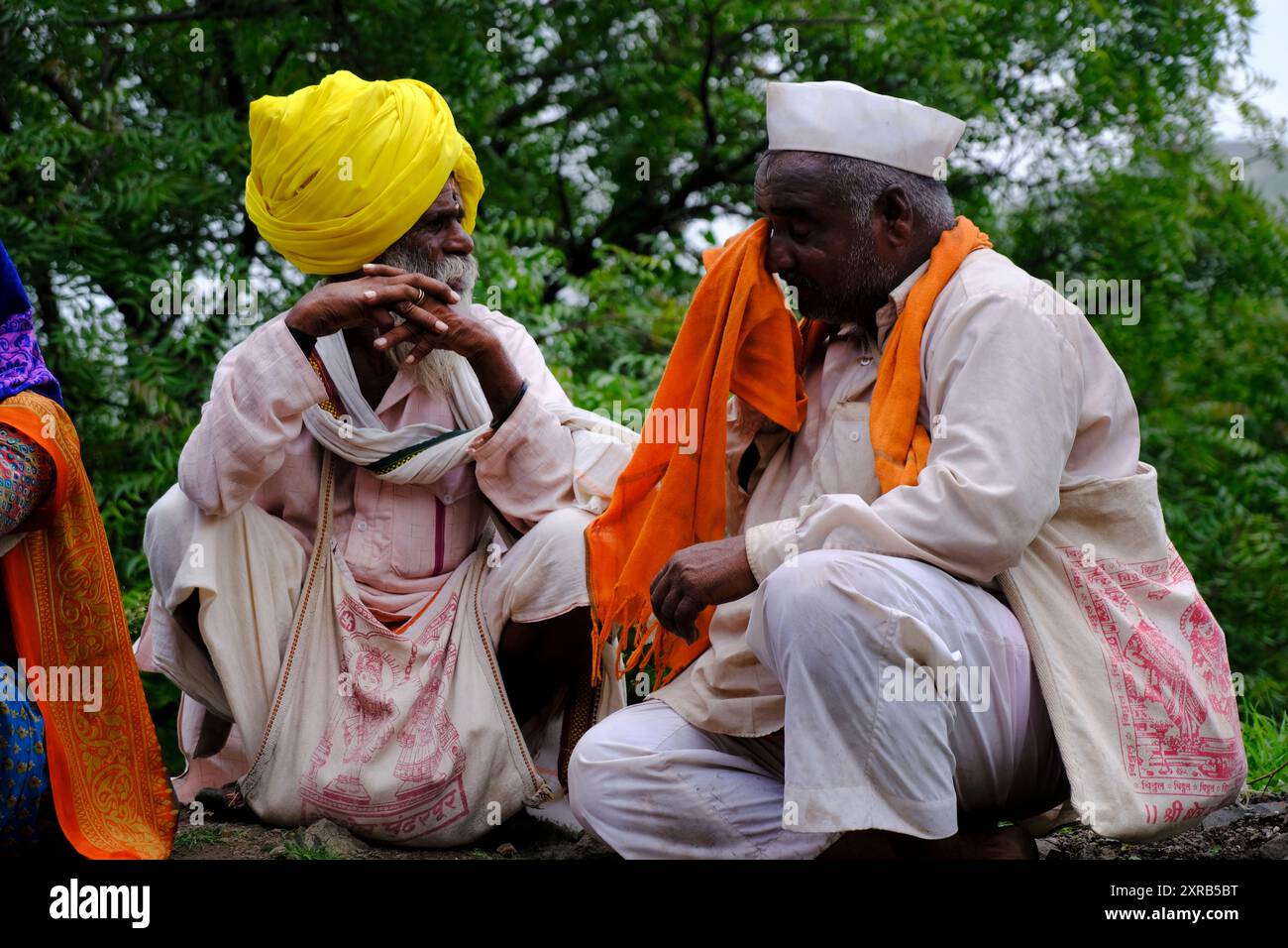 Pune, Maharashtra, India, 2 luglio 2024, pellegrini o warkari con bandiere di zafferano partecipano alla processione religiosa durante Pandarpur yatra sulla strada D. Foto Stock