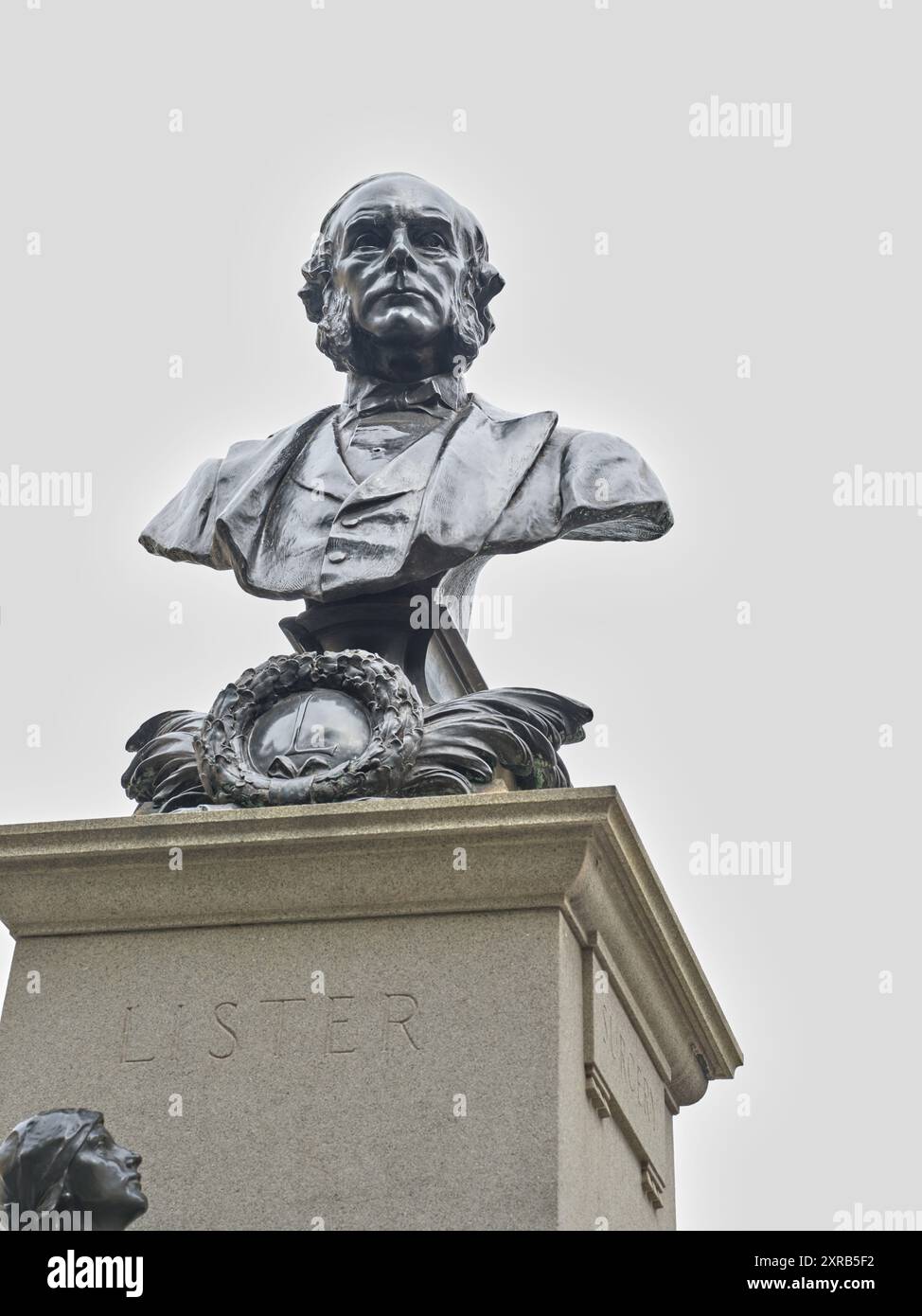 Busto commemorativo a Londra, Inghilterra, a Joseph Lister (1827-1912), chirurgo, scienziato medico, patologo sperimentale e pioniere della chirurgia antisettica Foto Stock