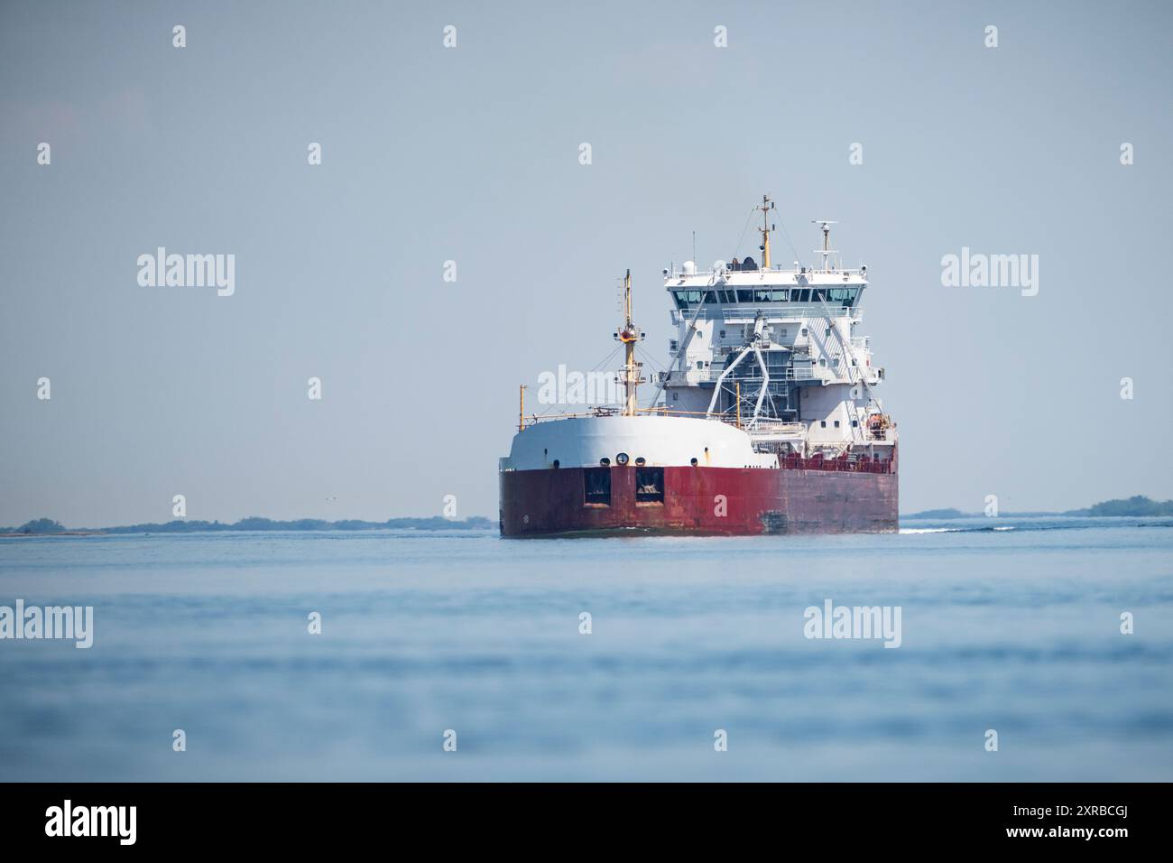 Una nave cargo che si avvicina al porto di Montreal sul St. Lawrence Seaway. Foto Stock