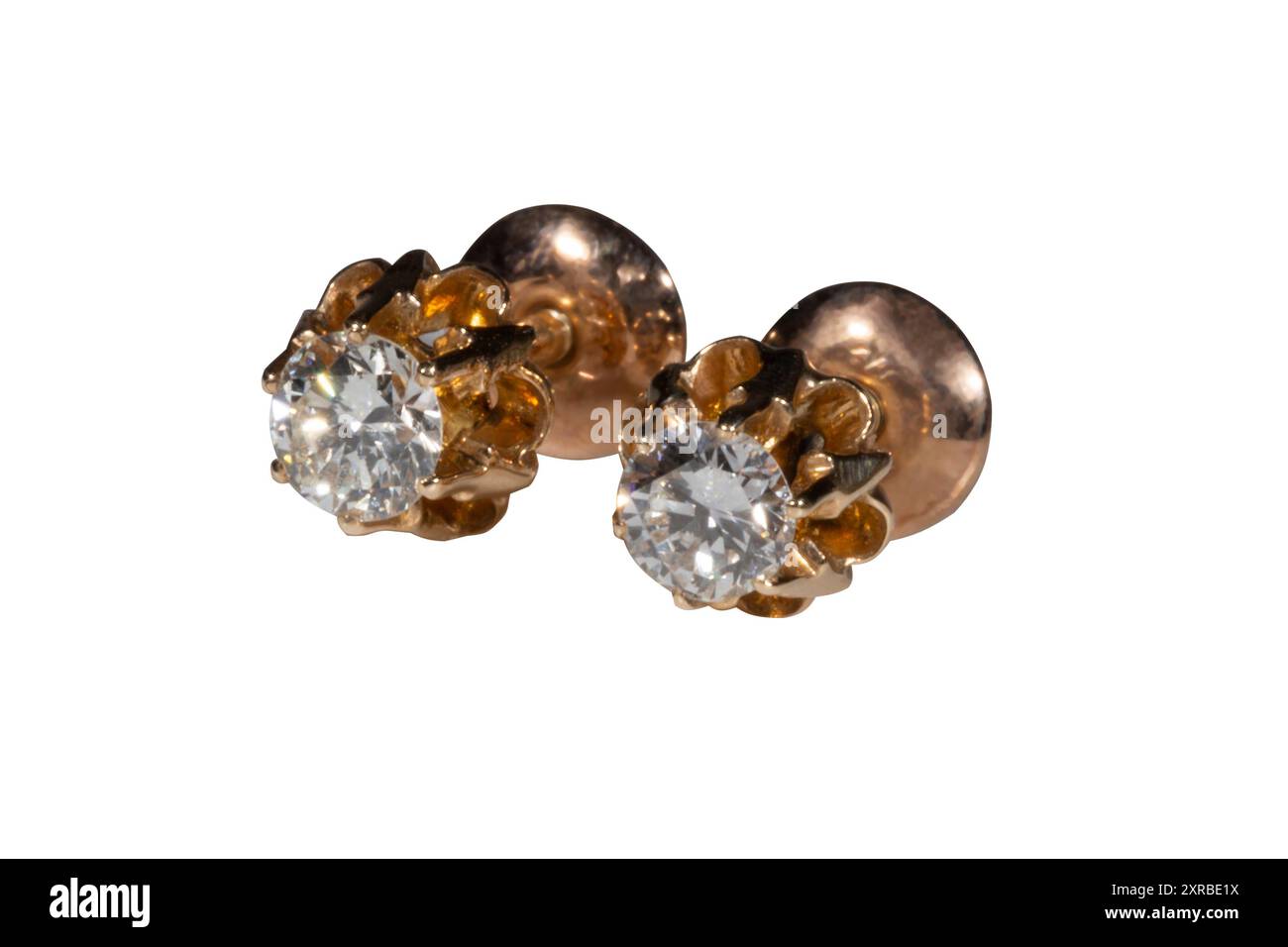 Orecchini diamantati isolati su sfondo bianco. Coppia orecchini diamantati in oro giallo con timbro 750 che indica 18 carati Foto Stock