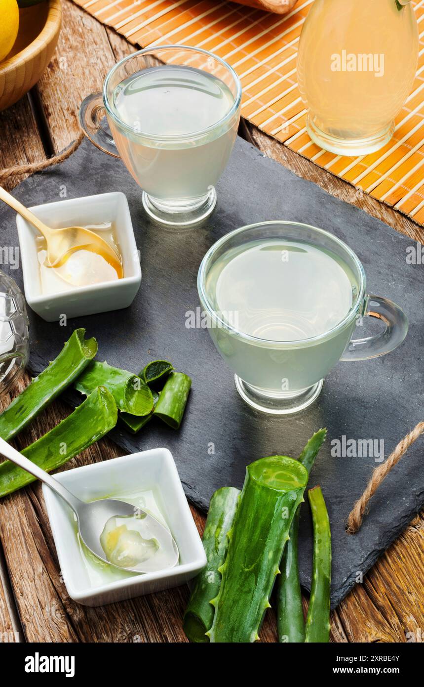 Bere aloe vera e miele. Le coppe di vetro su un vassoio di ardesia Foto Stock