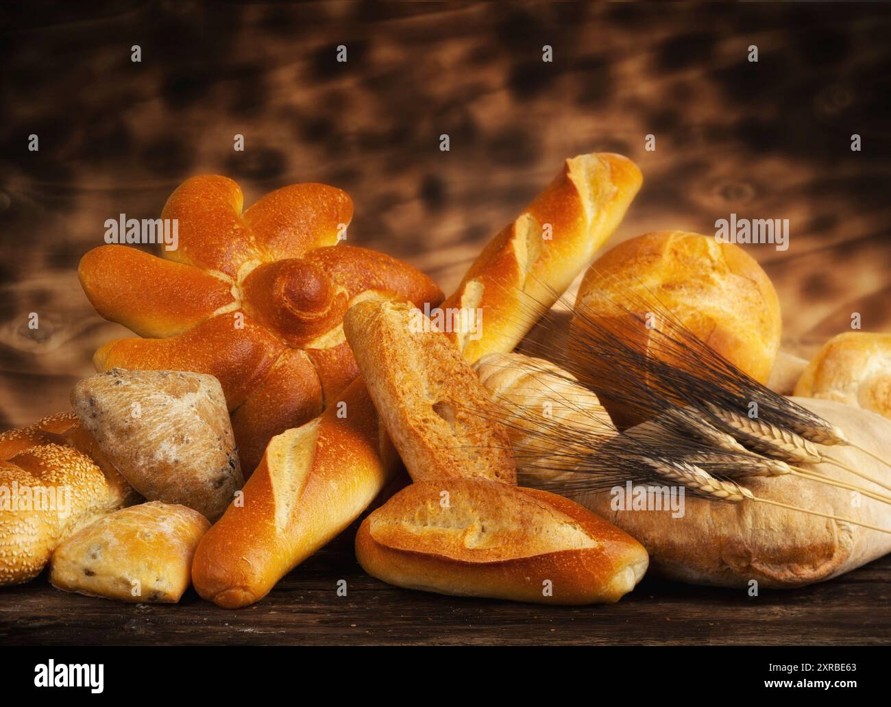 Diversi tipi di pane sulla tavola di legno. Foto Stock