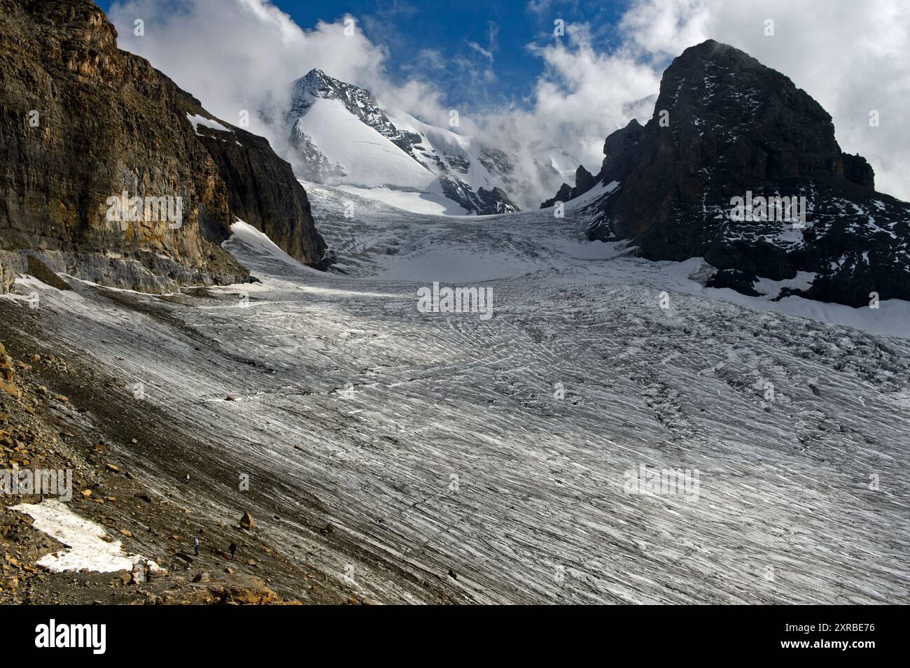 Il picco Wyssi Frau con il tetto nuvoloso sopra il ghiacciaio Blüemlisalp, Kandersteg, Oberland Bernese, Svizzera Foto Stock