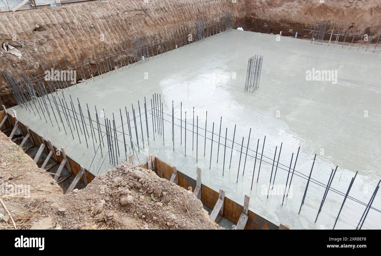 Fondazione di una nuova casa con cemento armato. Foto Stock